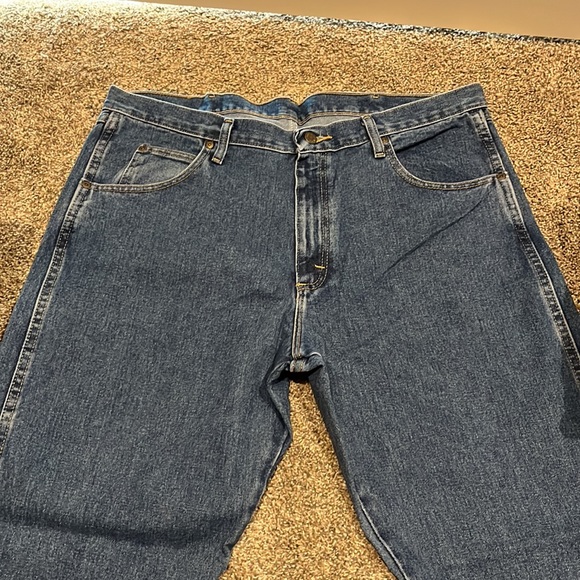 MENS Wrangler Rugged Wear Jeans 38x30 - Picture 3 of 7